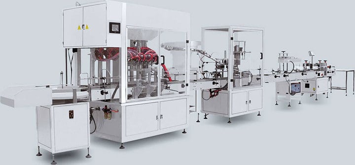 Máquina de llenado automático en la línea de producción de yogur