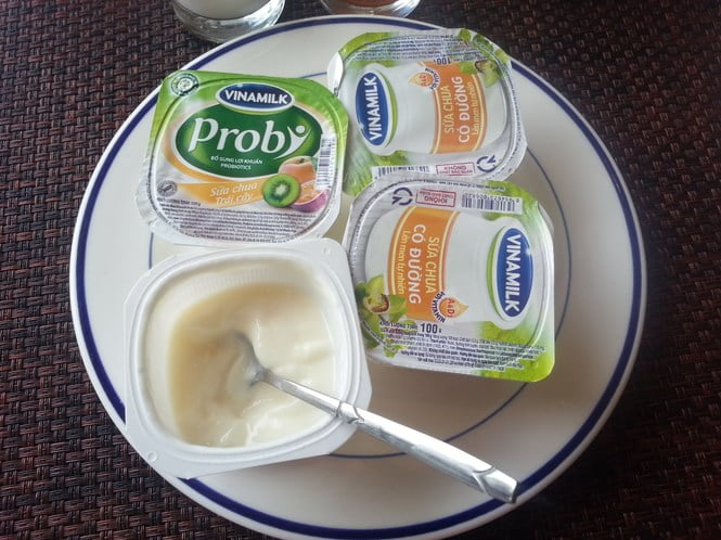Обычный йогурт, изготовленный на линии по производству йогурта